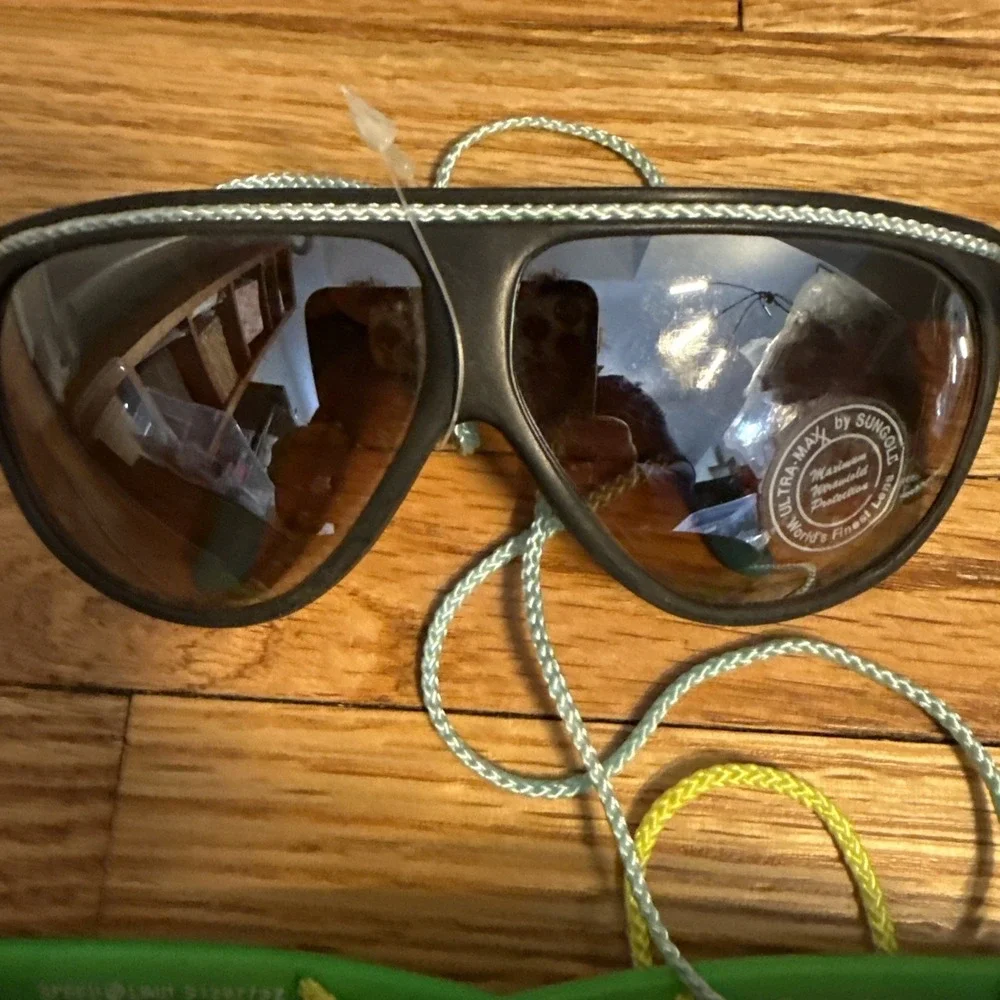 LOT 4 Vintage SPORTY SKI SKATER WRAP AROUND SUNGLASSES w/ Neck Cord 80's NWT
